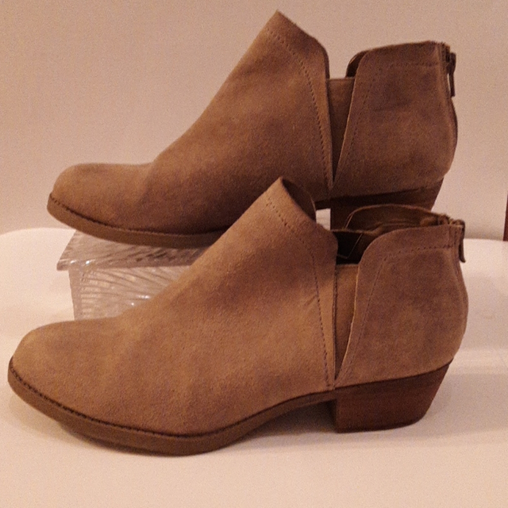 NWOT Carlos Booties womens size 8.5